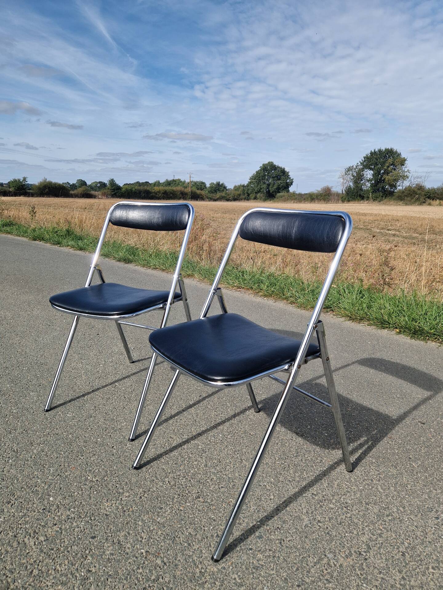 Set of 2 vintage folding chairs by the brand Souvignet.