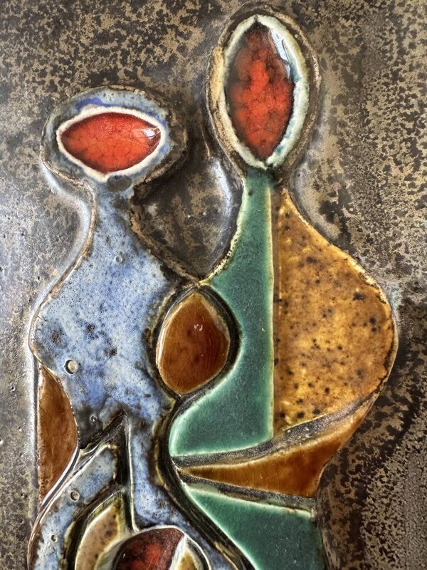 Sculpture murale cubiste en terre cuite émaillée. Allemagne, années 50