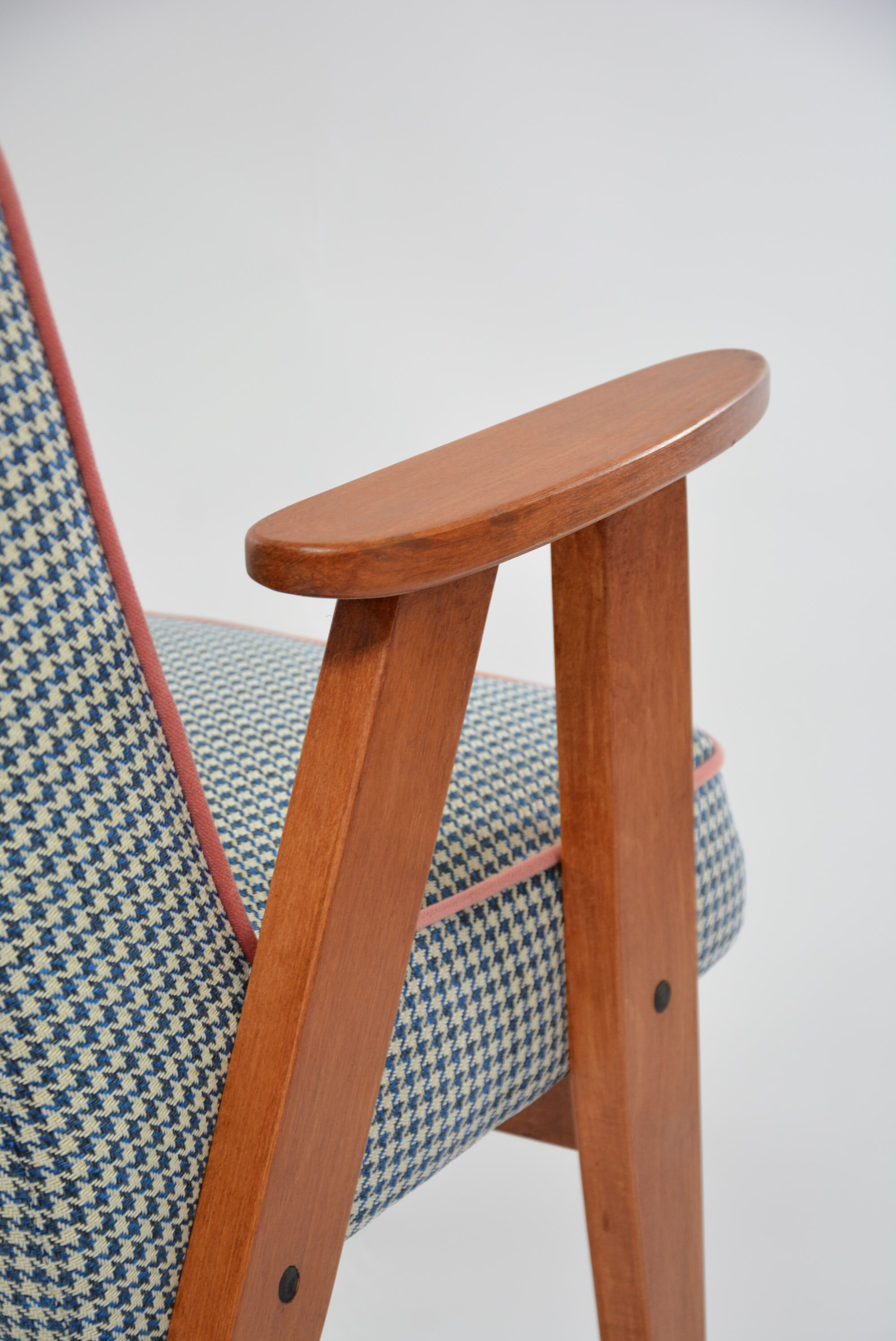 Fauteuil 366 pieds de poule bleu