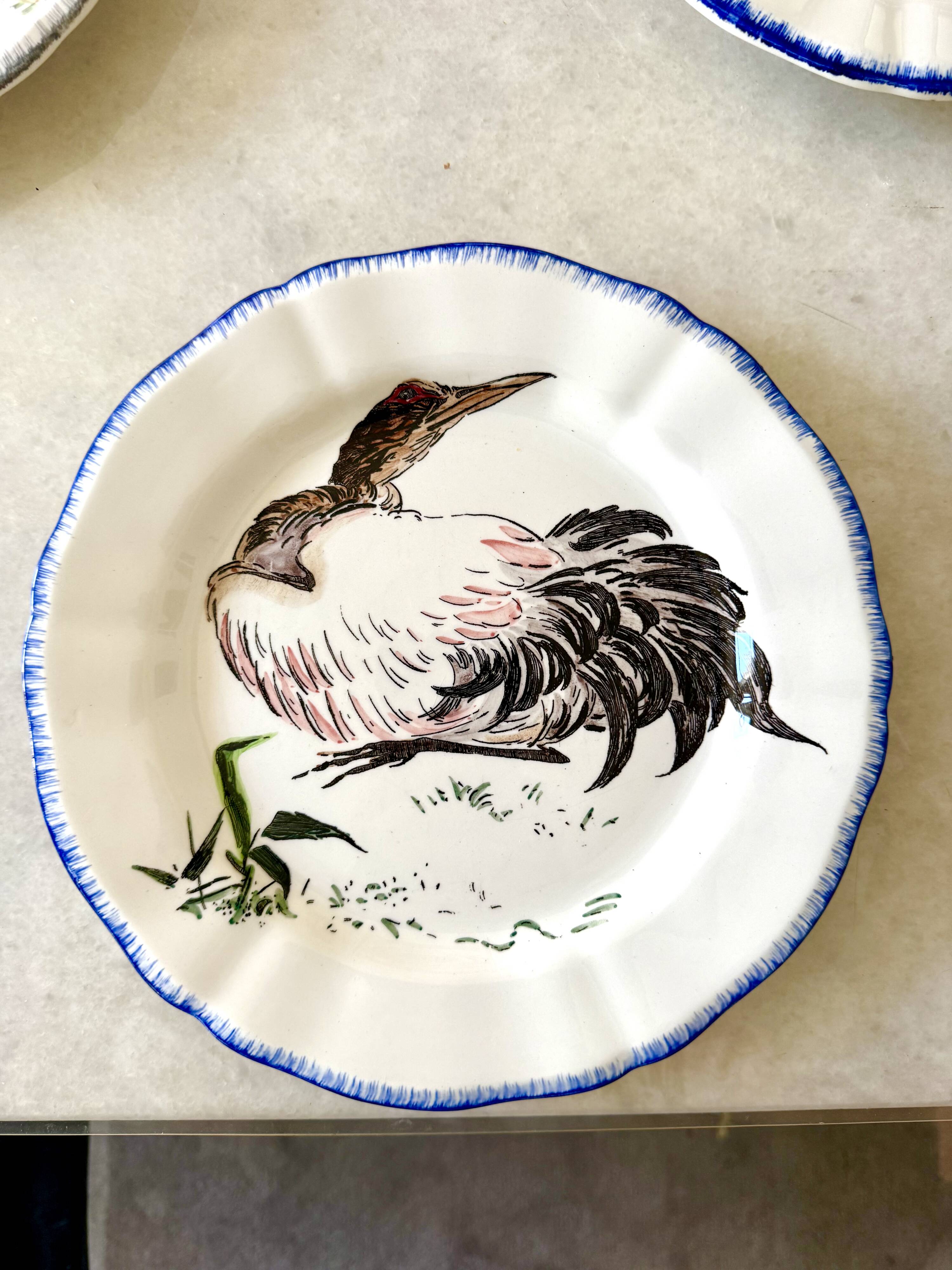 Service de table assiettes et plats Gien modèle grands oiseaux