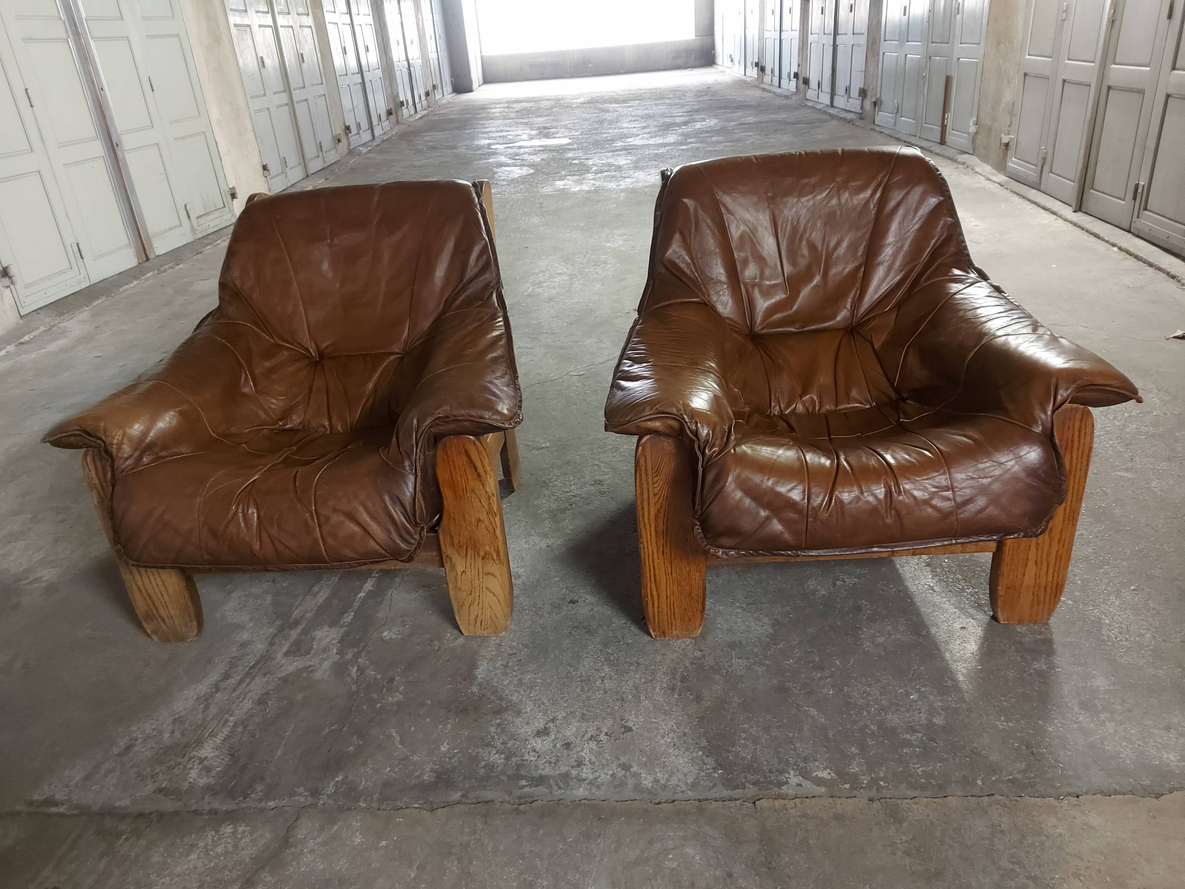 Armchairs in leather and vintage wood 70's