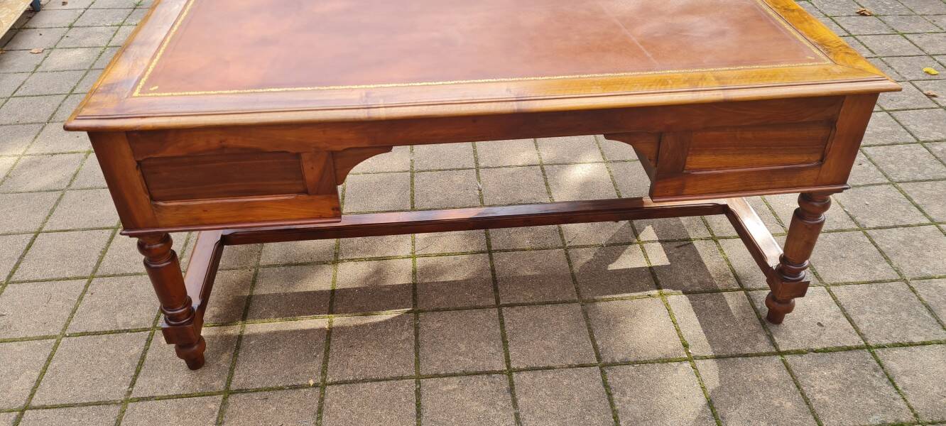large Louis Philippe desk in walnut from the 19th century
