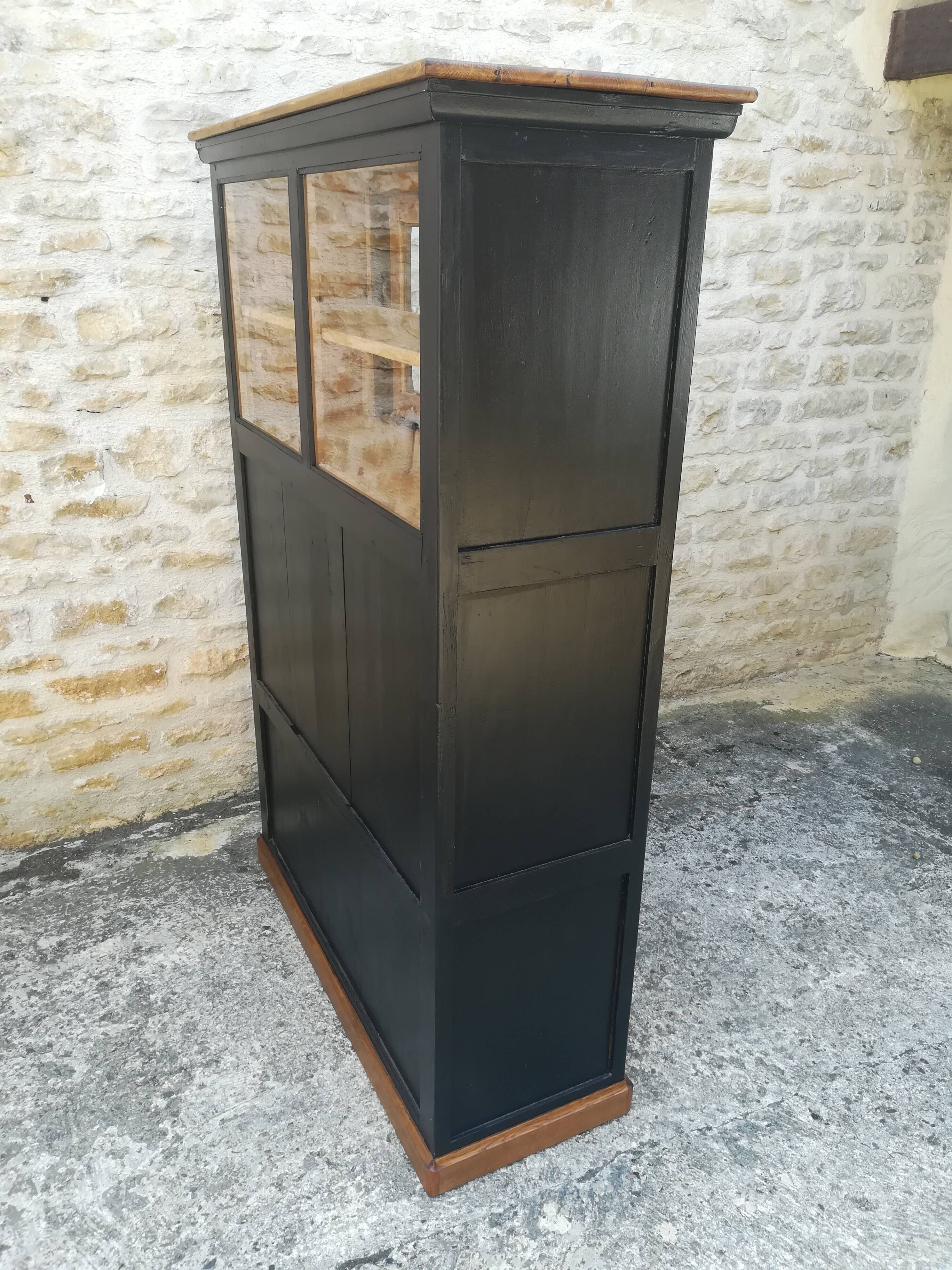 Meuble de métier a tiroirs et portes coulissante