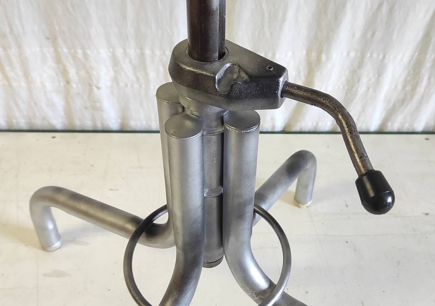 Tabouret industriel en métal et bois - années 50/60