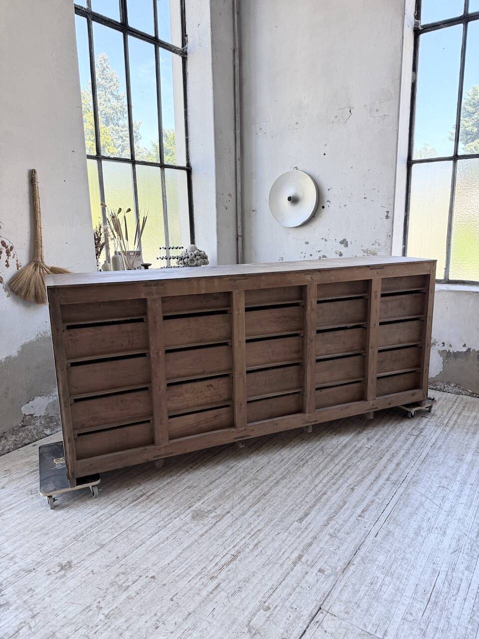 Patinated blue workshop furniture with XL drawers in oak and beech.