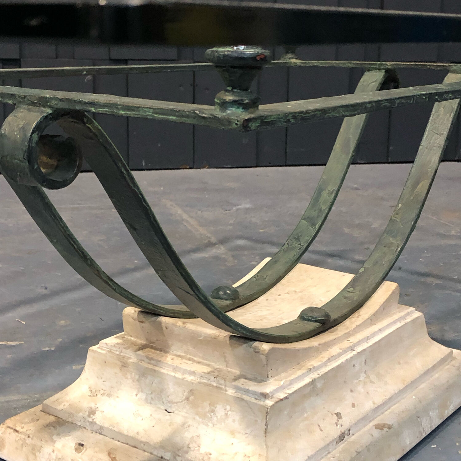 Table basse fer et verre patine antique