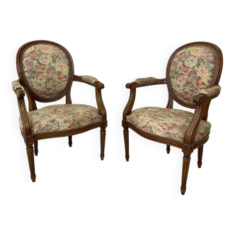 Paire de fauteuils cabriolets à dossier médaillon de style Louis XVI