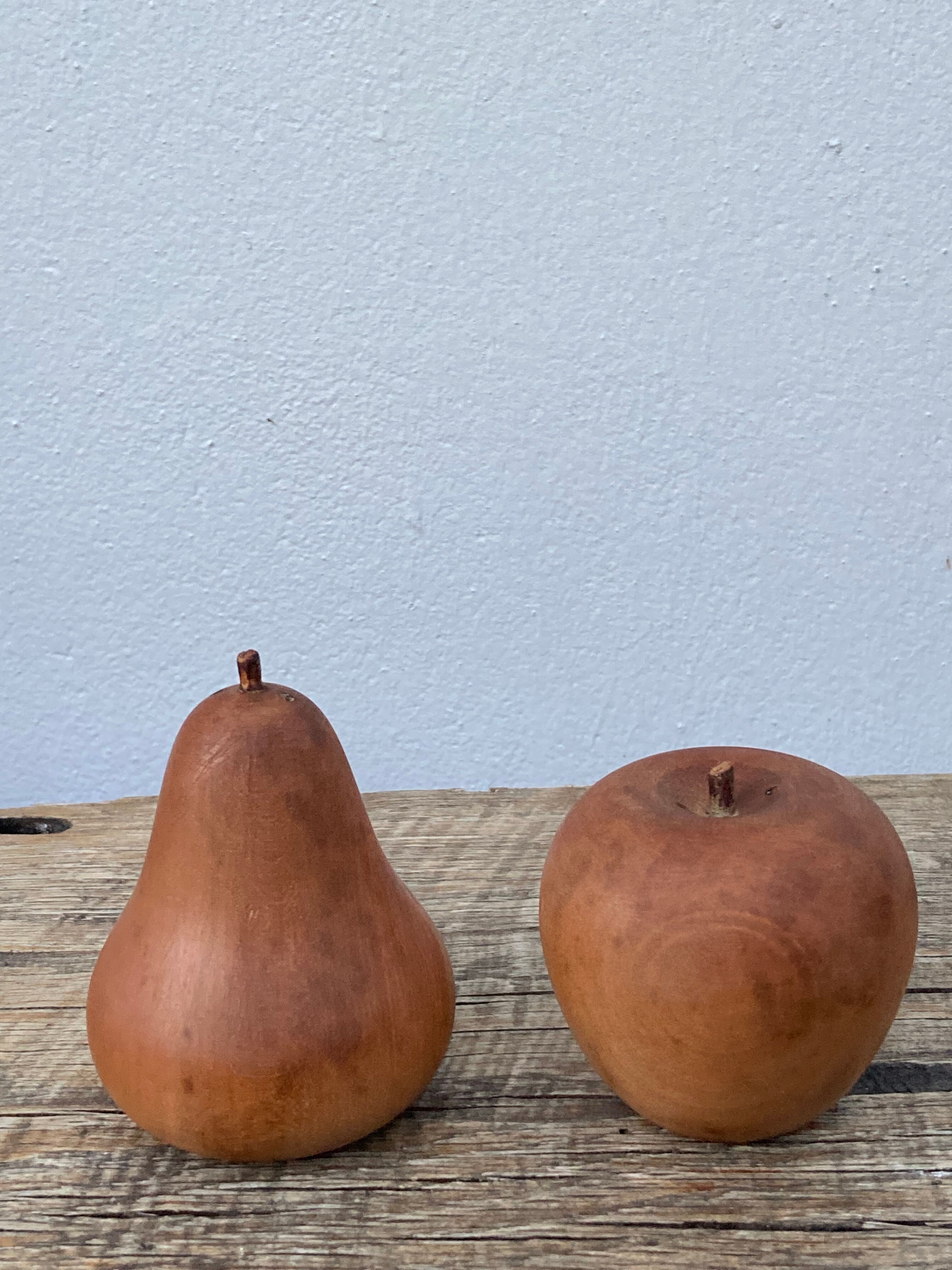 Duo of salt shaker and pepper in vintage wood from the 90s: apple and pear