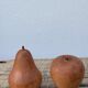 Duo de salière et poivrier en bois vintage des années 90 : pomme et poire