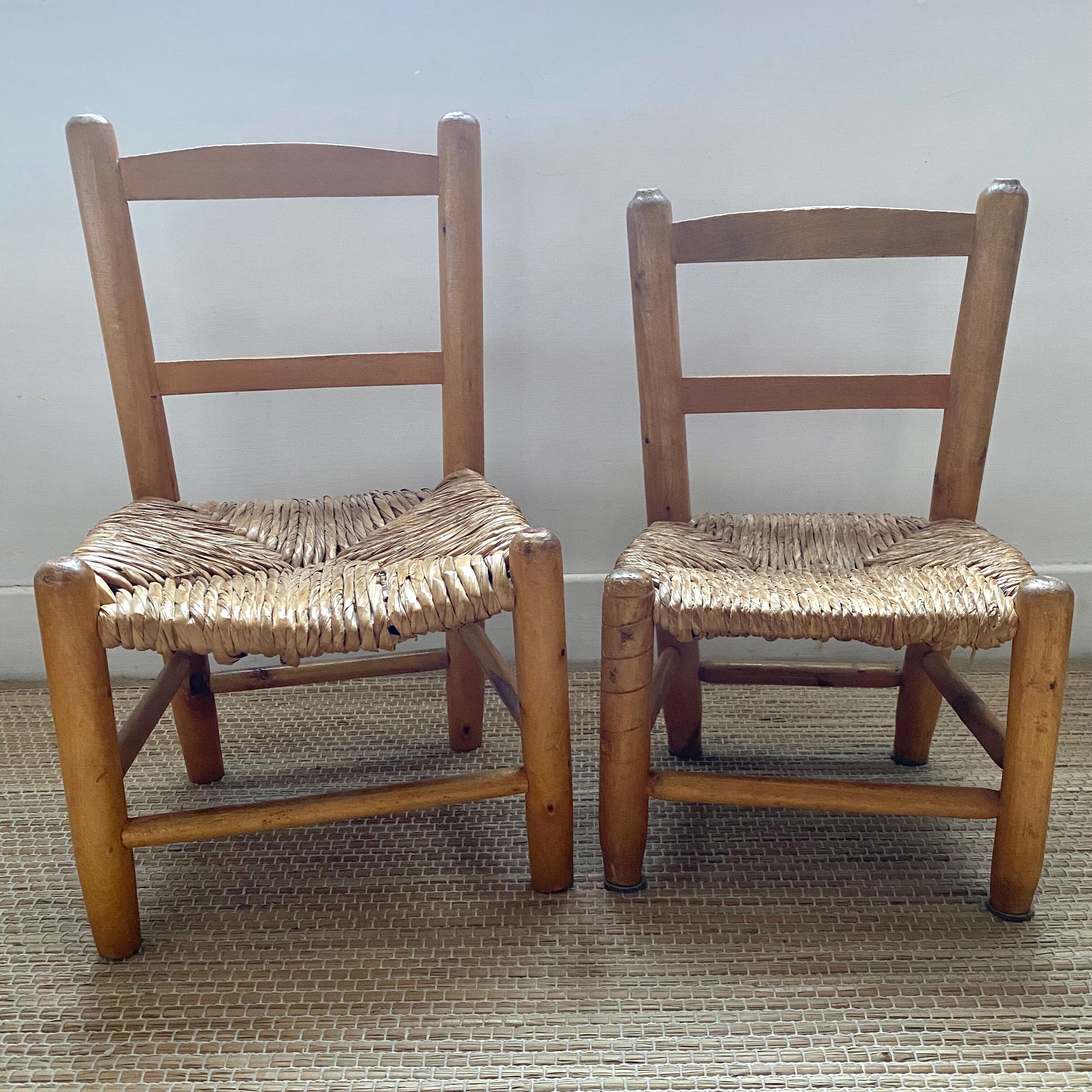 Chaises enfant anciennes en bois et paille