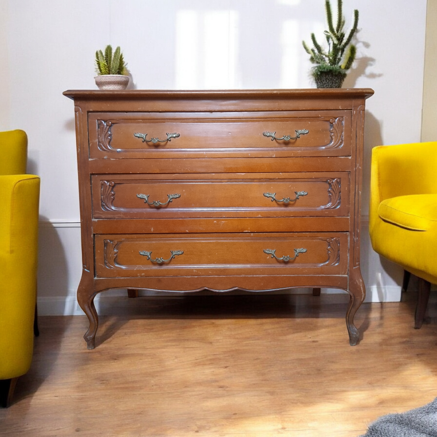 Walnut chest of drawers, Louis XVI style