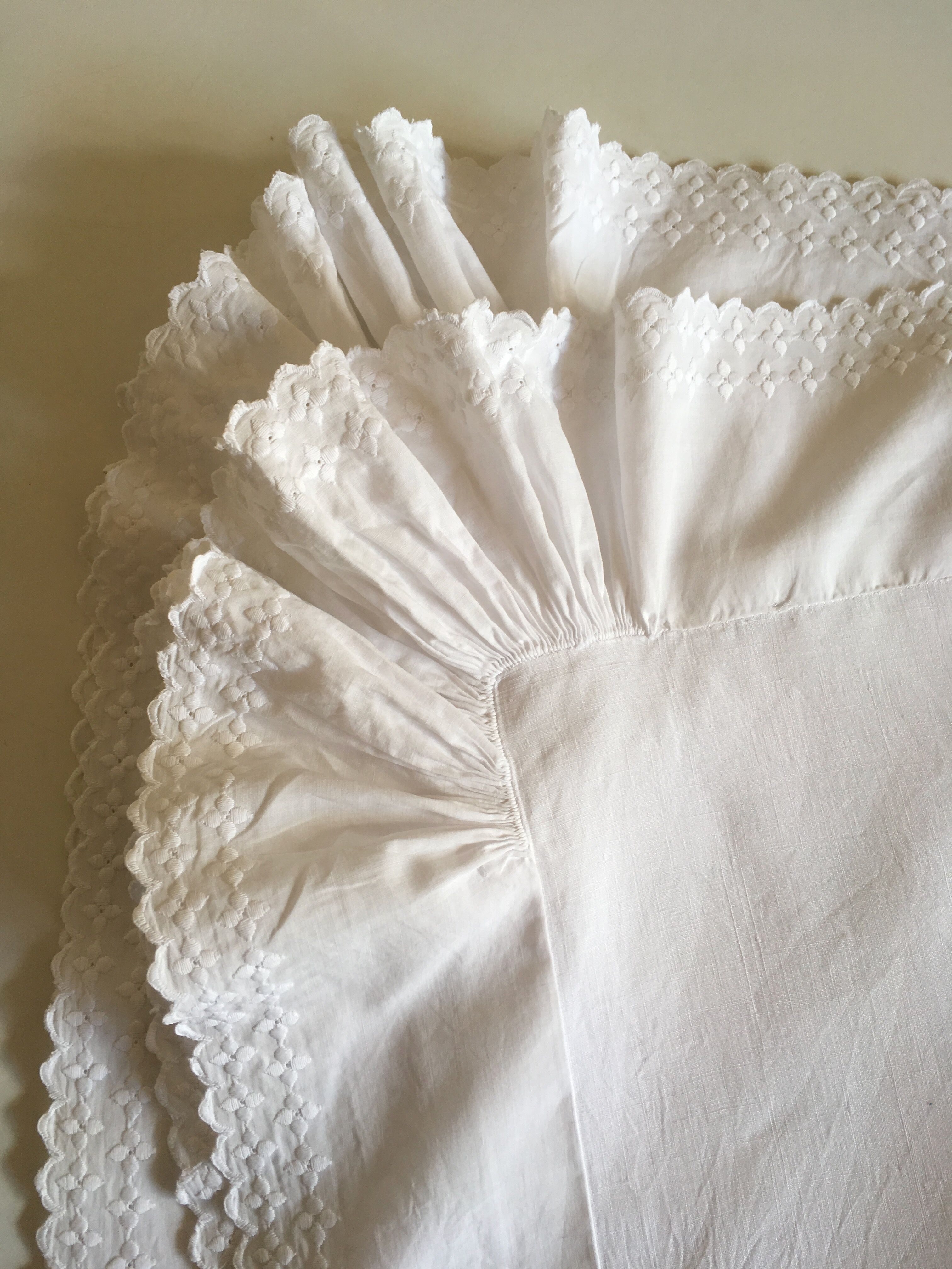 Pillowcase 19th century house at bellows in linen thread