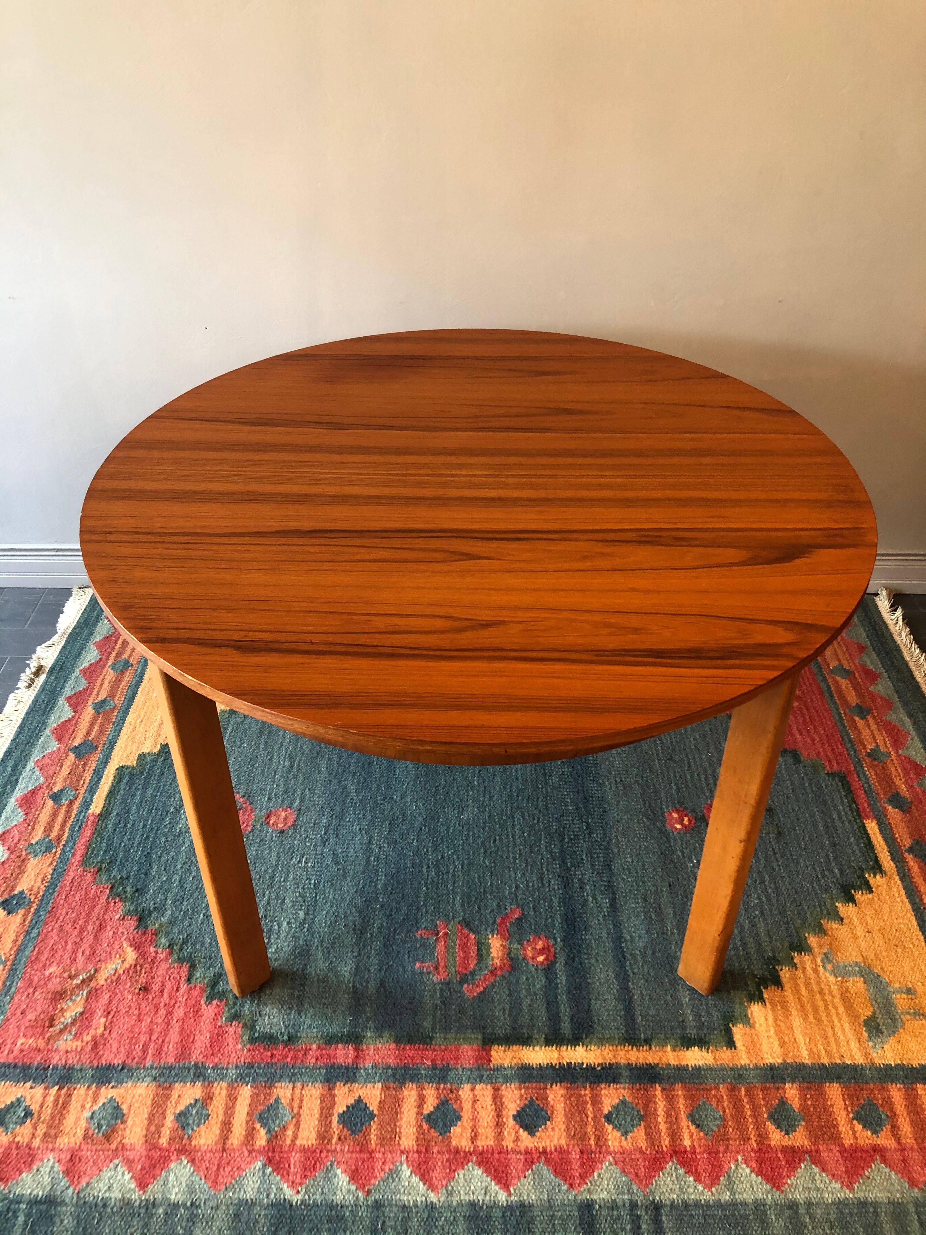 Vintage round table with built-in extension