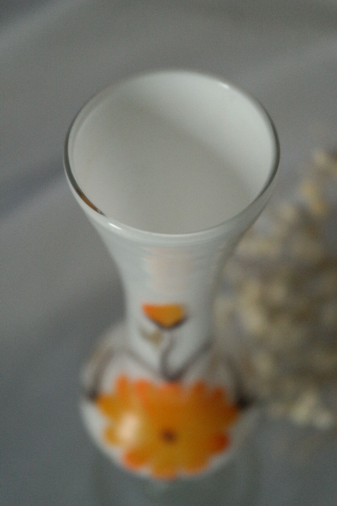 Soliflore en opaline blanche fleuri vintage
