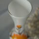 Soliflore en opaline blanche fleuri vintage