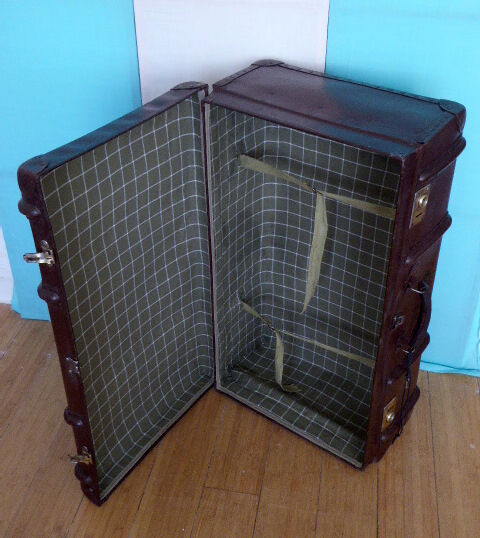 Duo of vintage dark brown suitcases "Mother Big and her little chaperone"