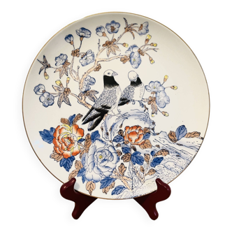 Assiette oiseau imari japonaise en porcelaine imari à décor d’oiseaux parmi des pivoines.