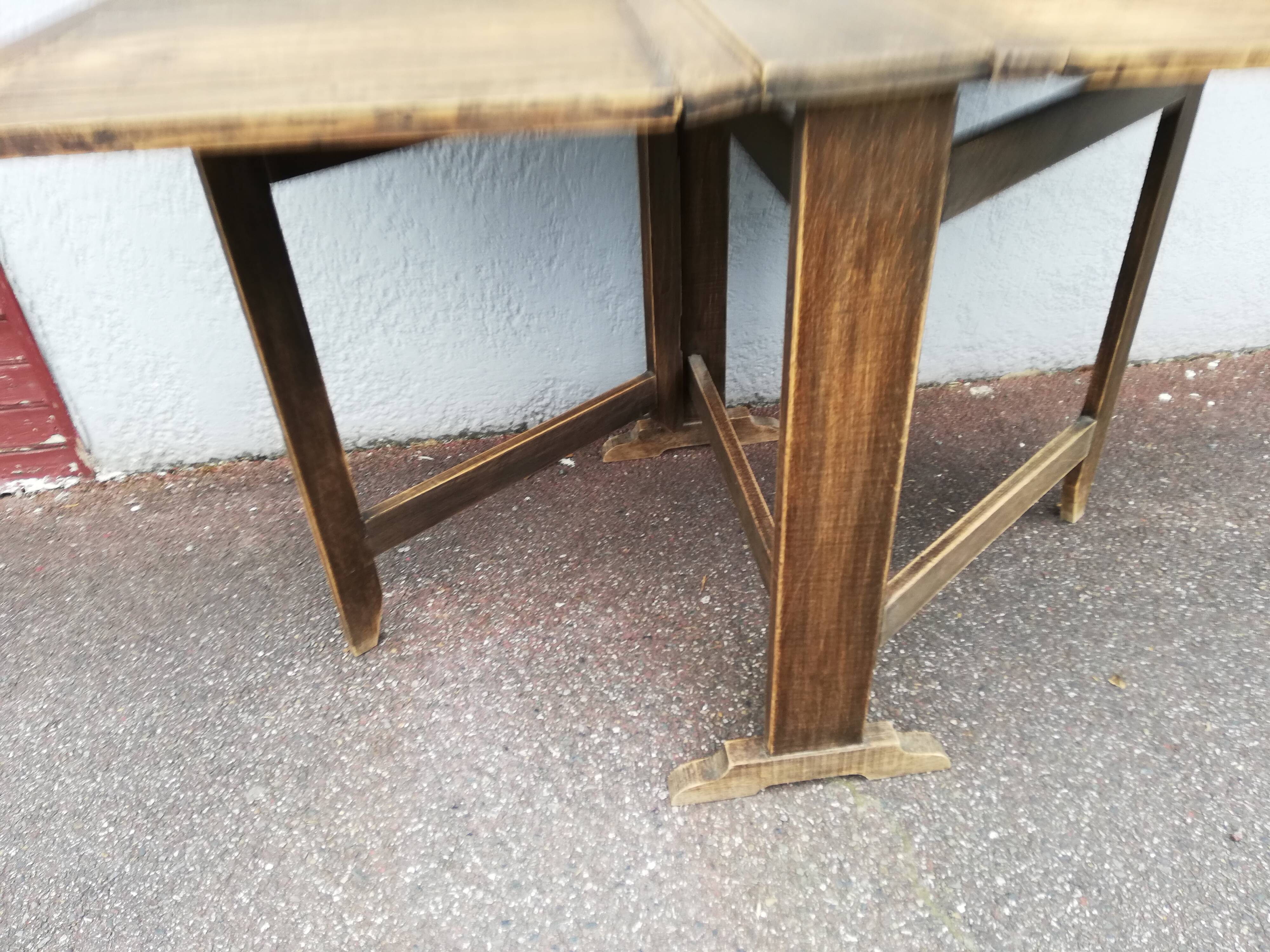 Folding table