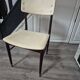 chaise vintage ossature bois pied compas avec metal sur le devant dosseret t assise cuir ecru