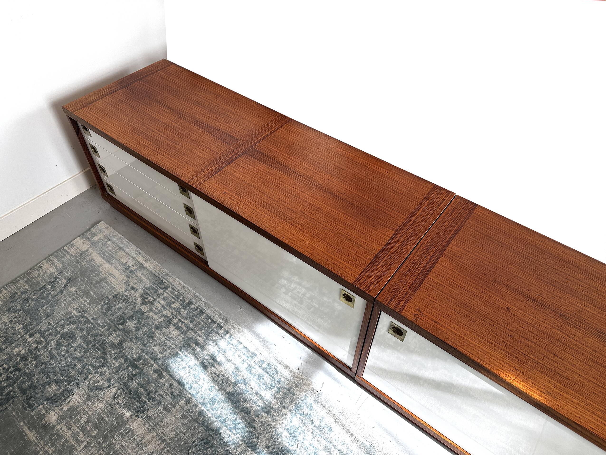 Deux buffets scandinaves (danois) en teck fin avec portes coulissantes