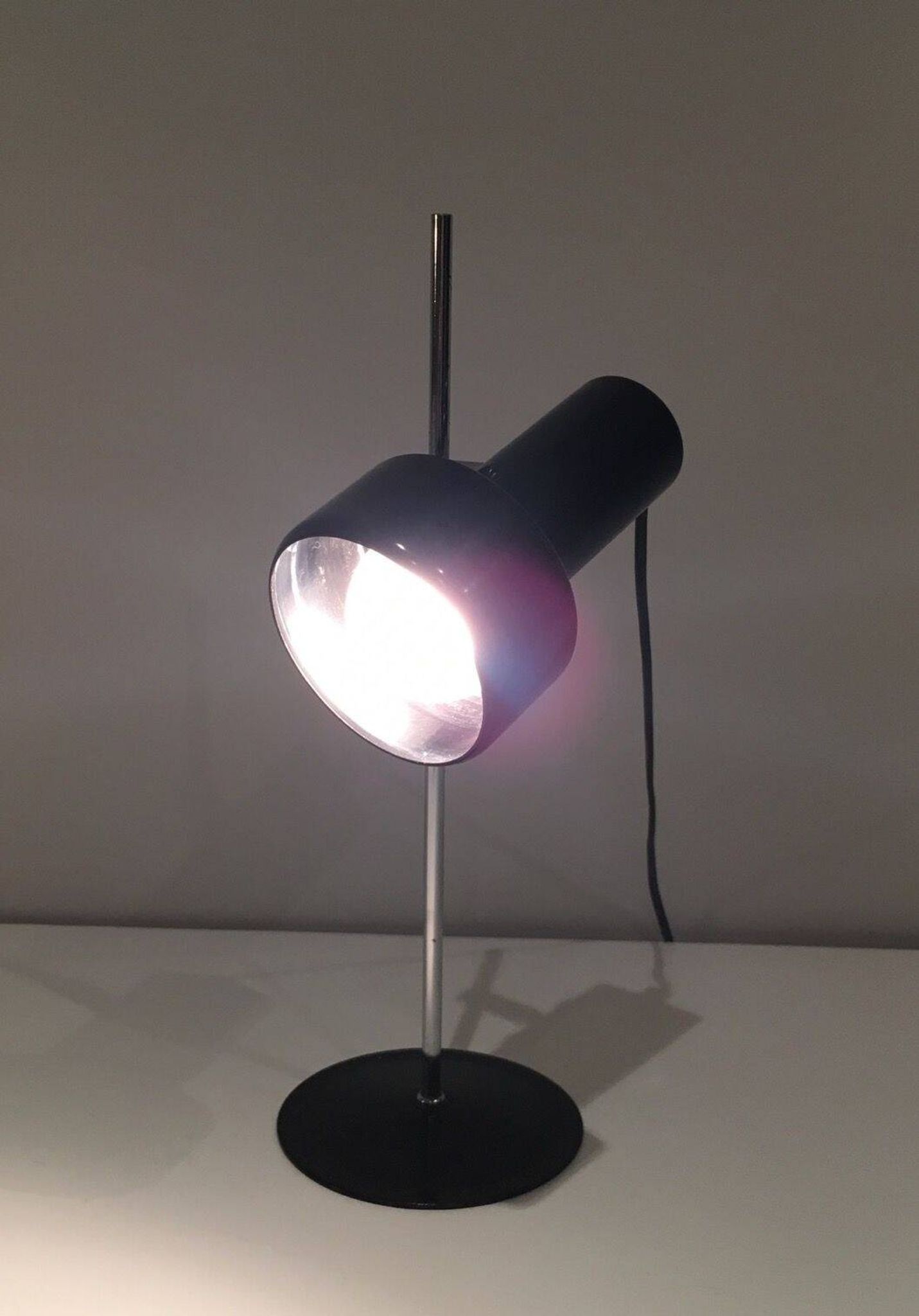 Lampe réglable en métal laqué noir et chrome. Travail français. Vers 1970