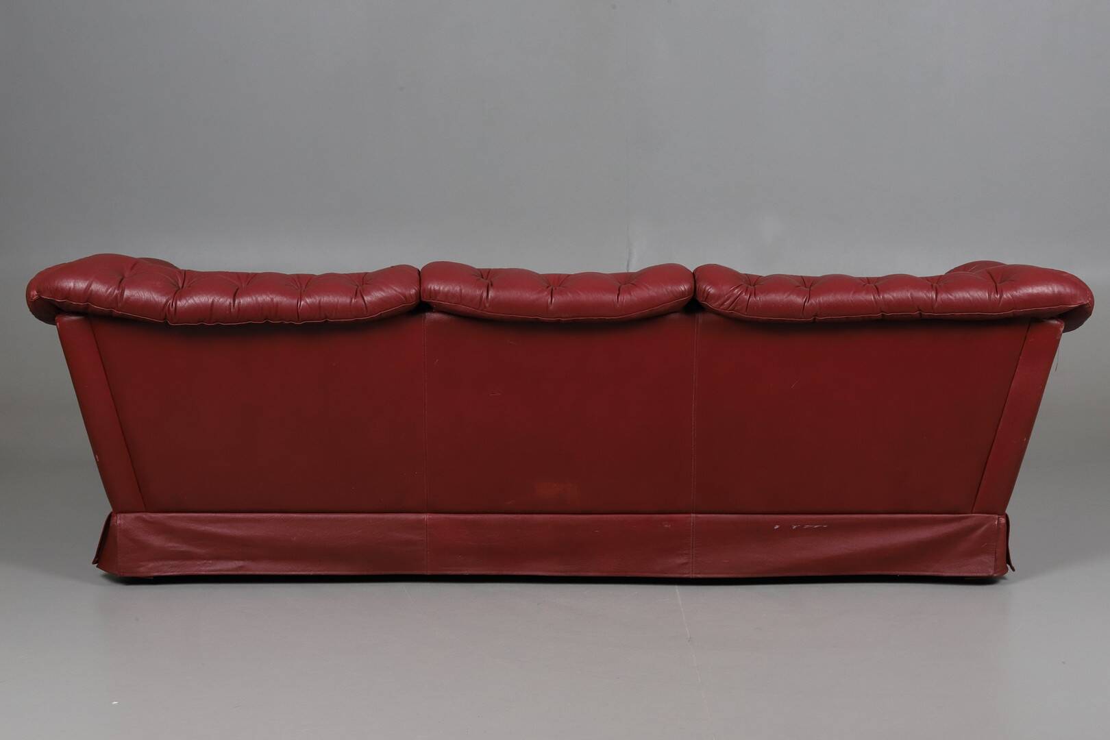 Canapé en cuir 3 places modèle Chesterfield — Icône classique de club-lounge