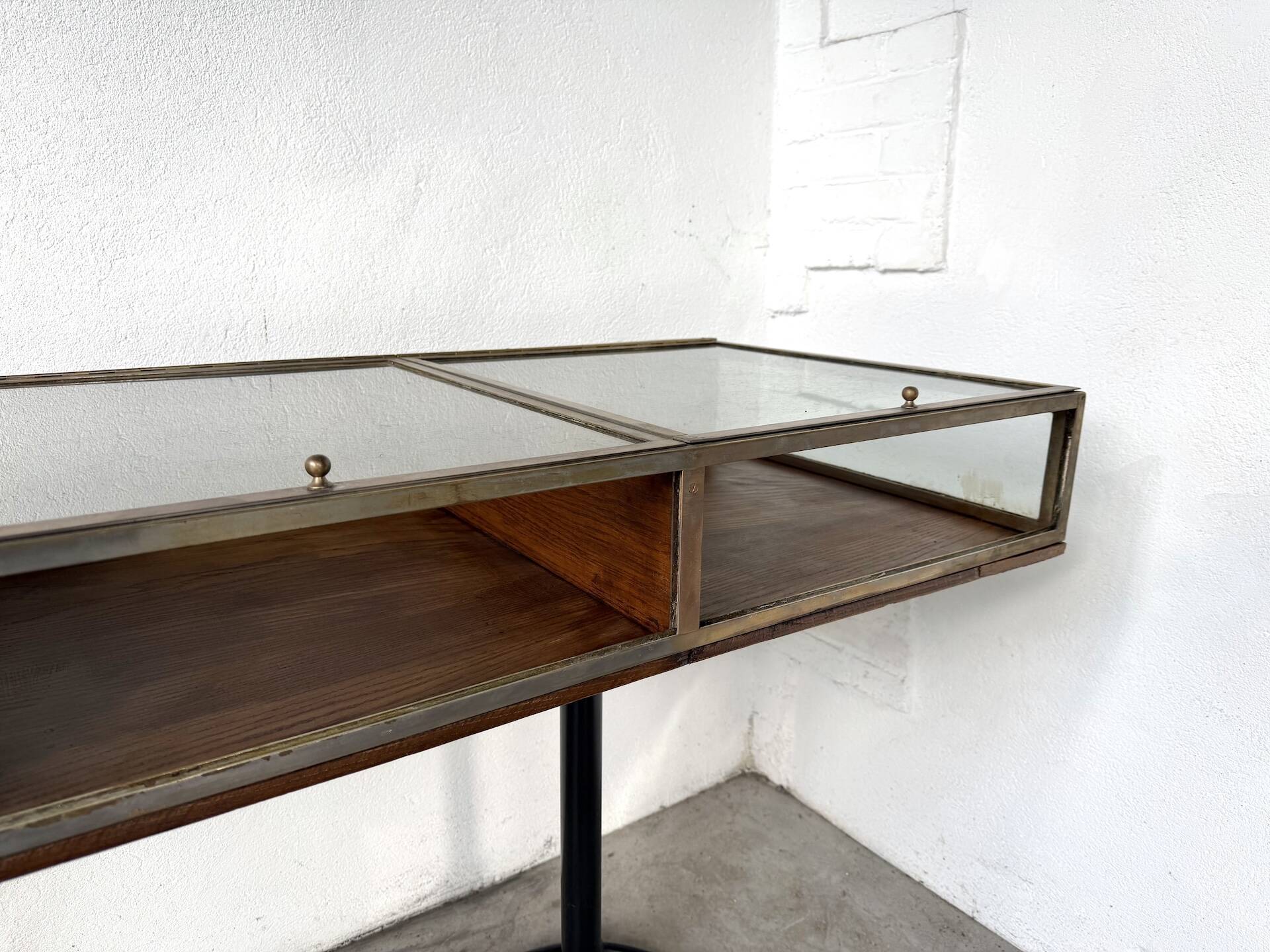 Oak and brass-mounted display cabinet on legs – Circa 1950