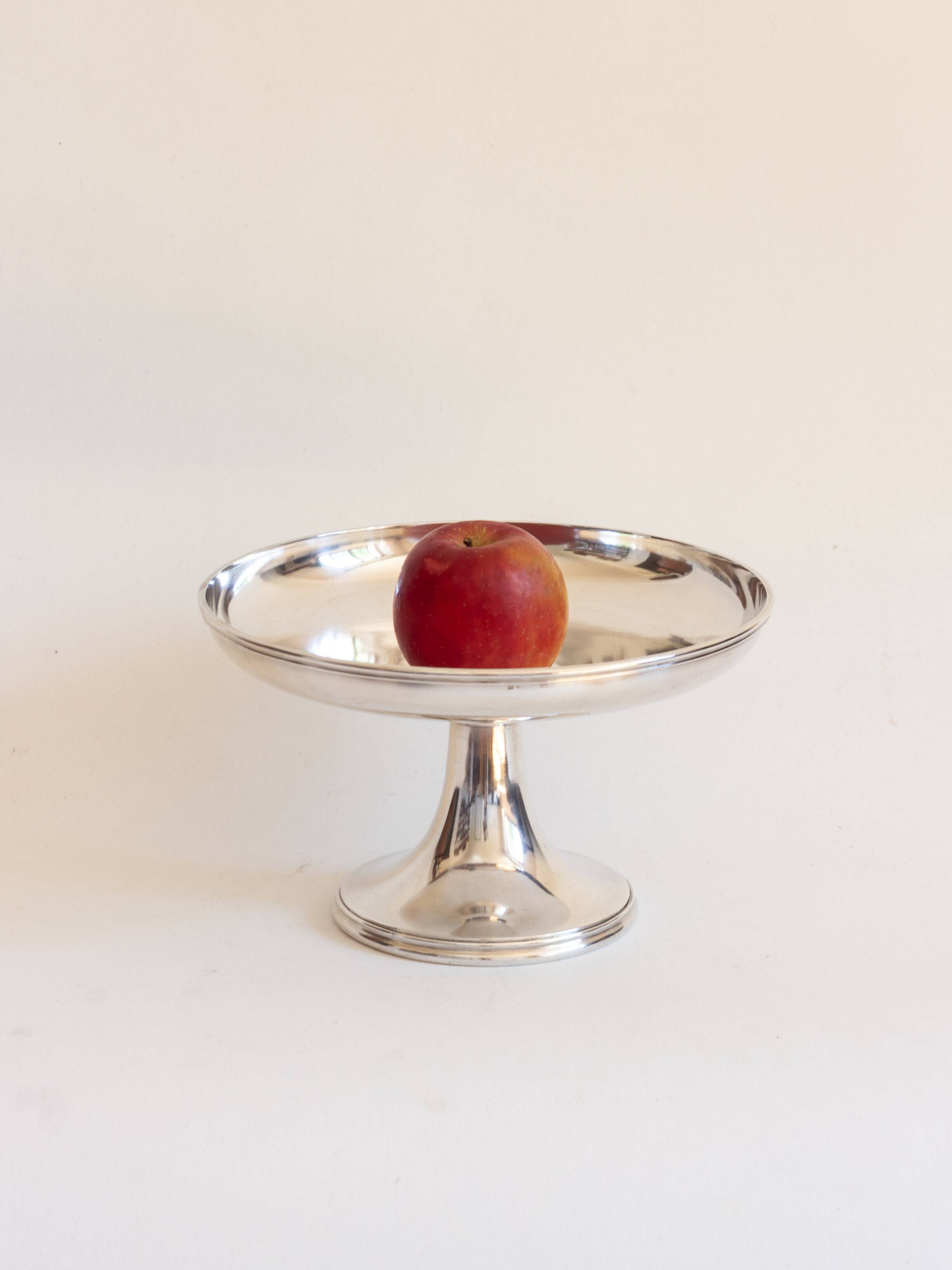 Servant, Cup on foot in white alloy metal, 1st quarter of the 20th century.