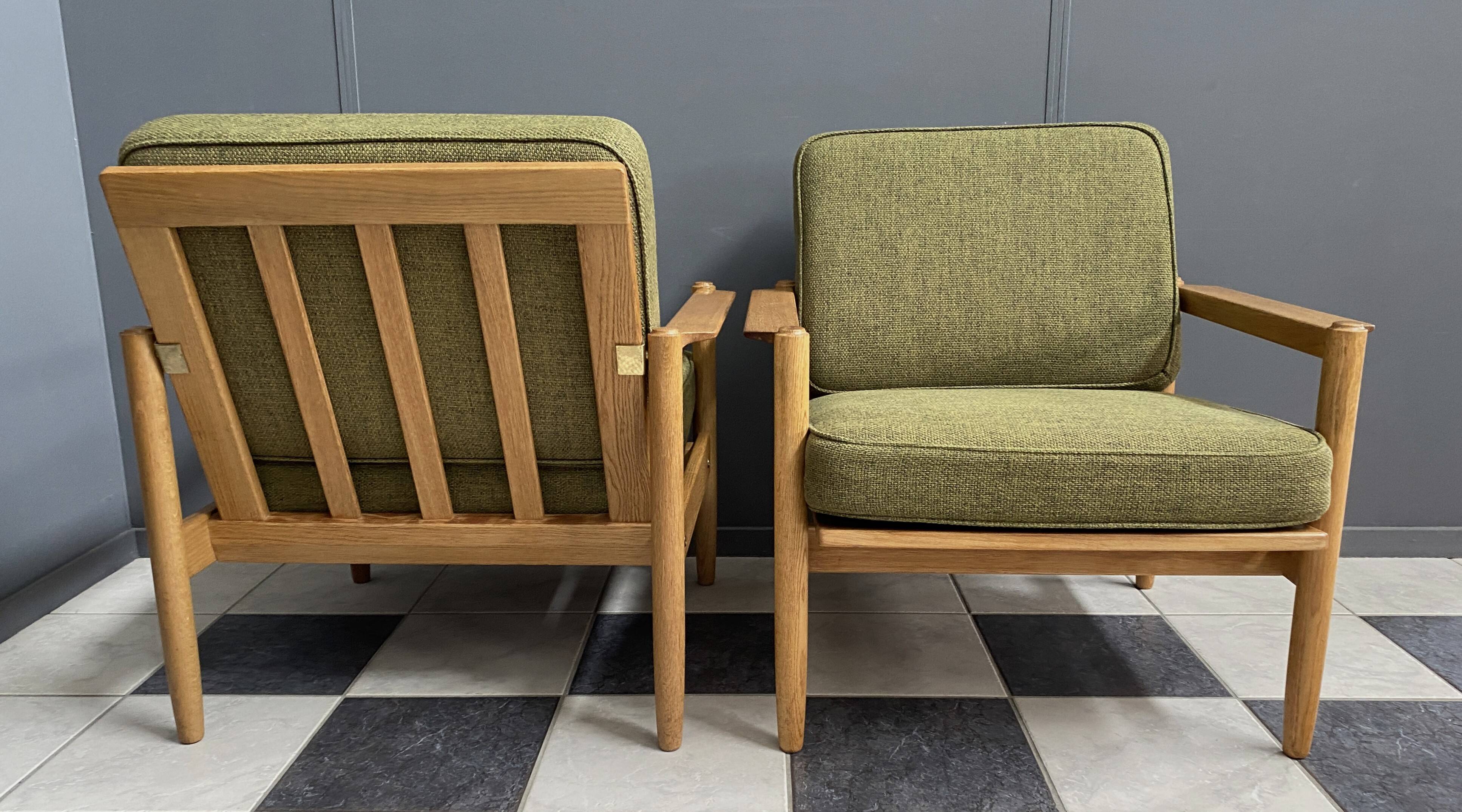 set of arm chairs in green fabric and wood 1960s