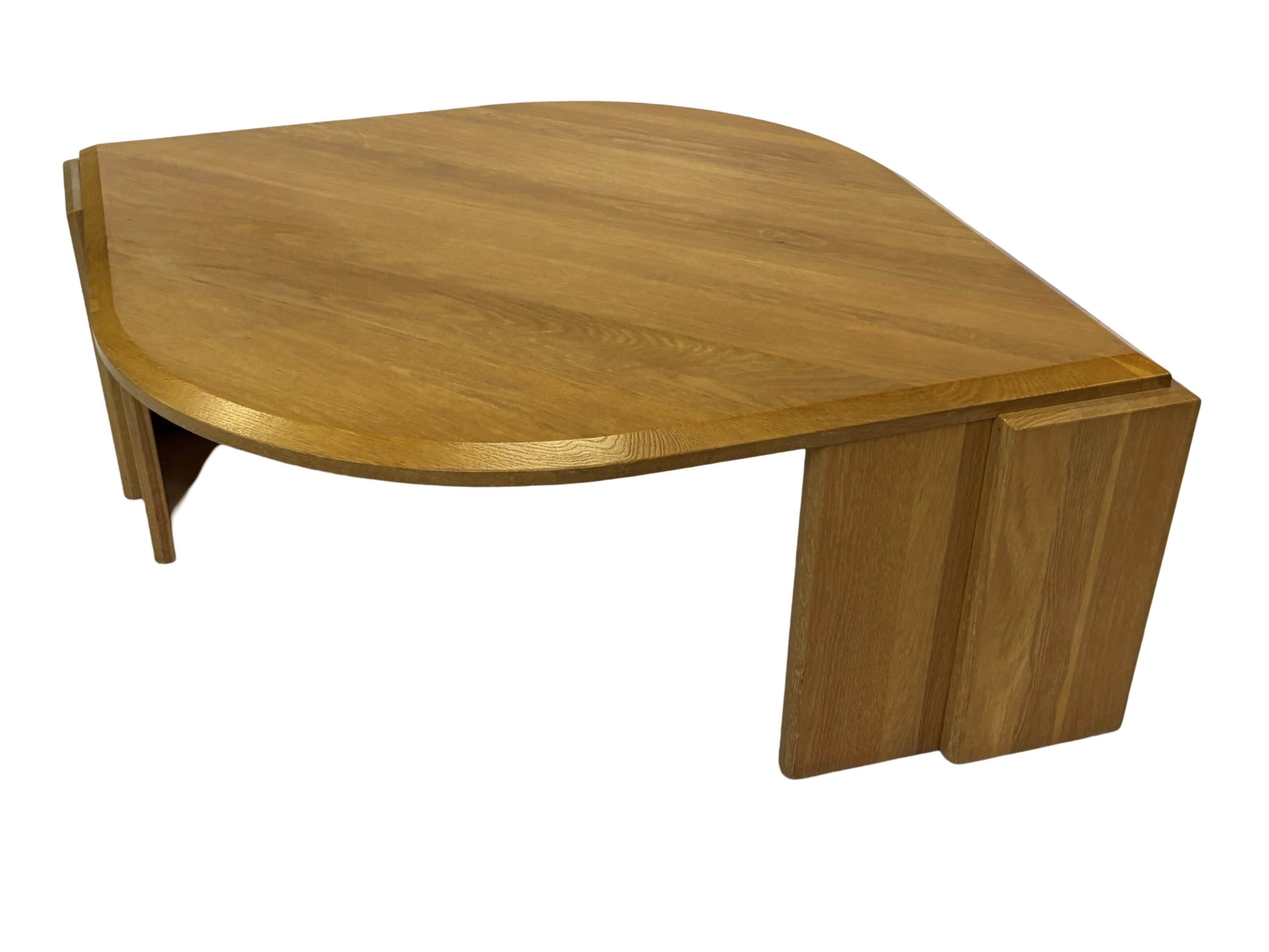 Table basse vintage en forme de larme wabi sabi brutaliste en chêne massif