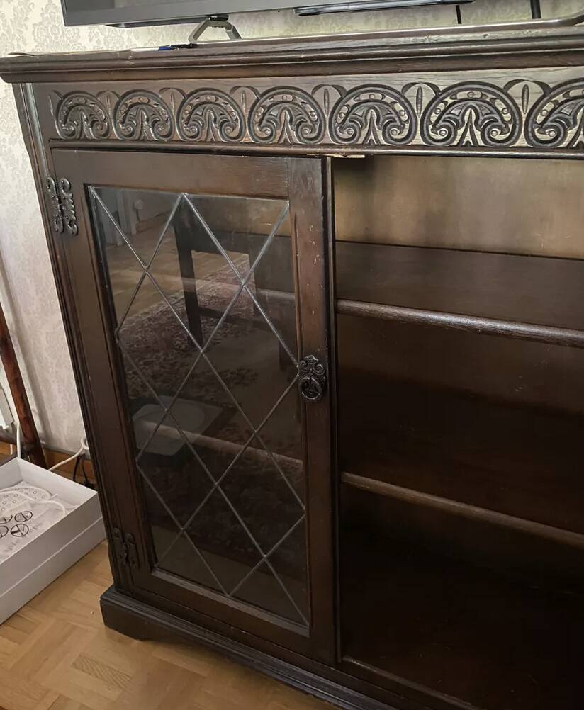 Display cabinet with shelves