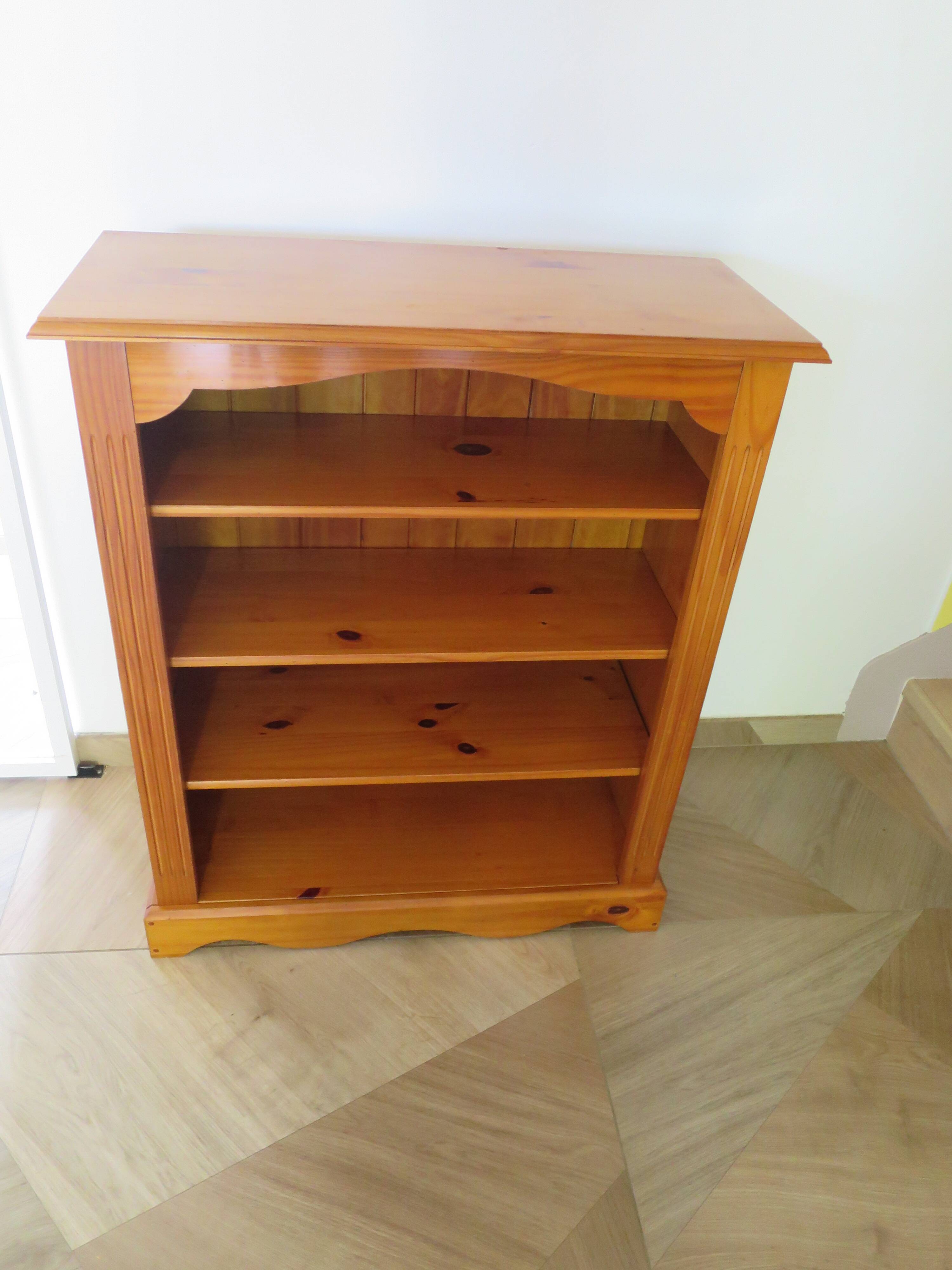 Solid wood bookshelf