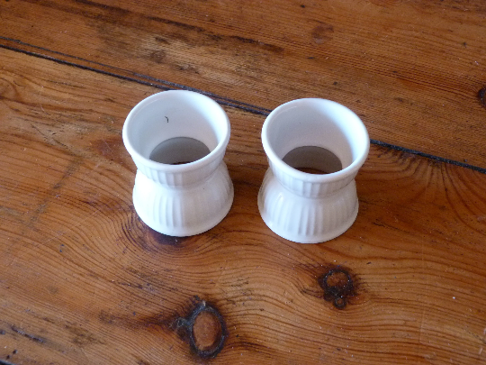 Set of 2 domino shaped shells in white ceramic