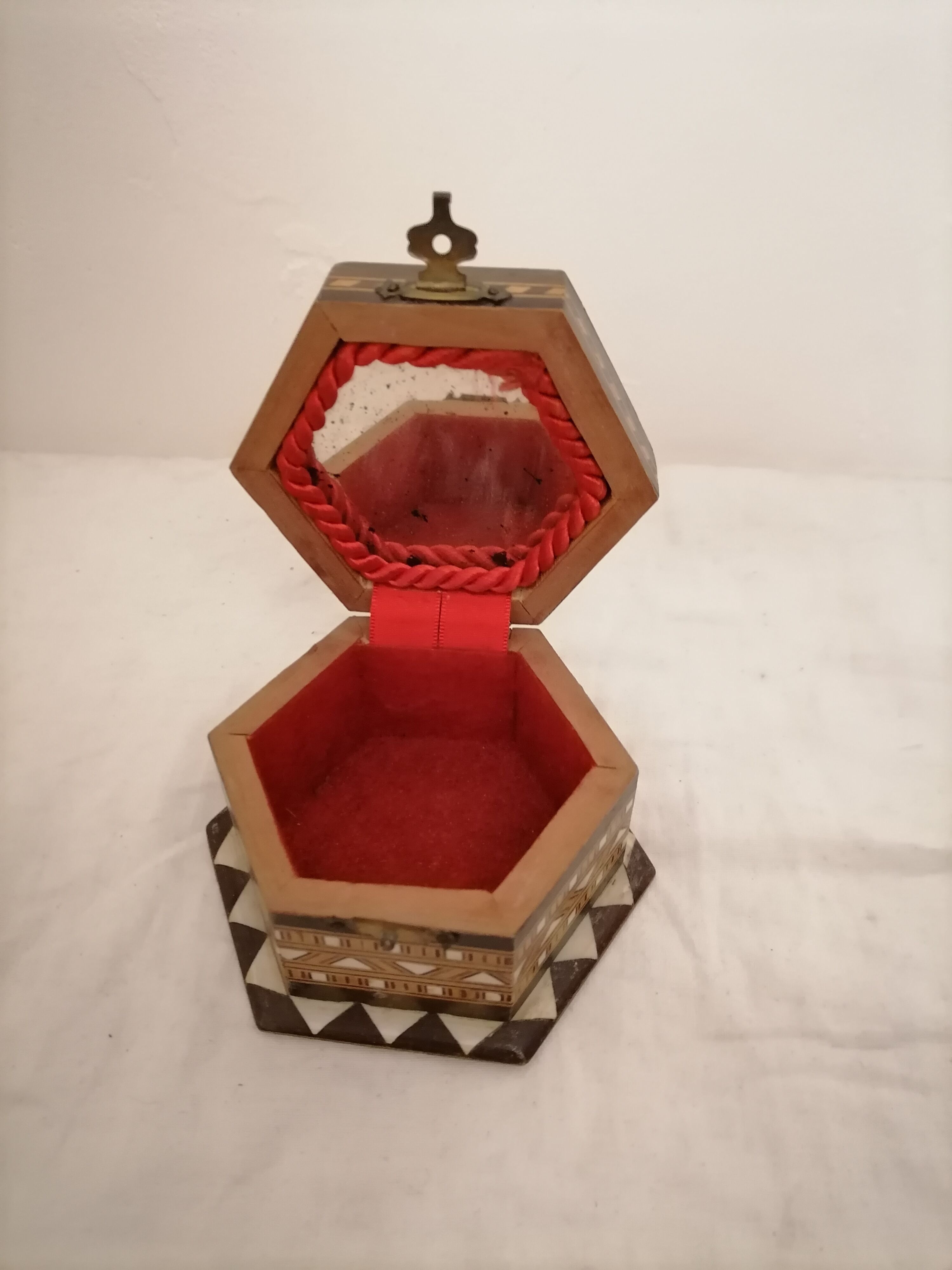 Lot of 2 oriental boxes in marquetry.