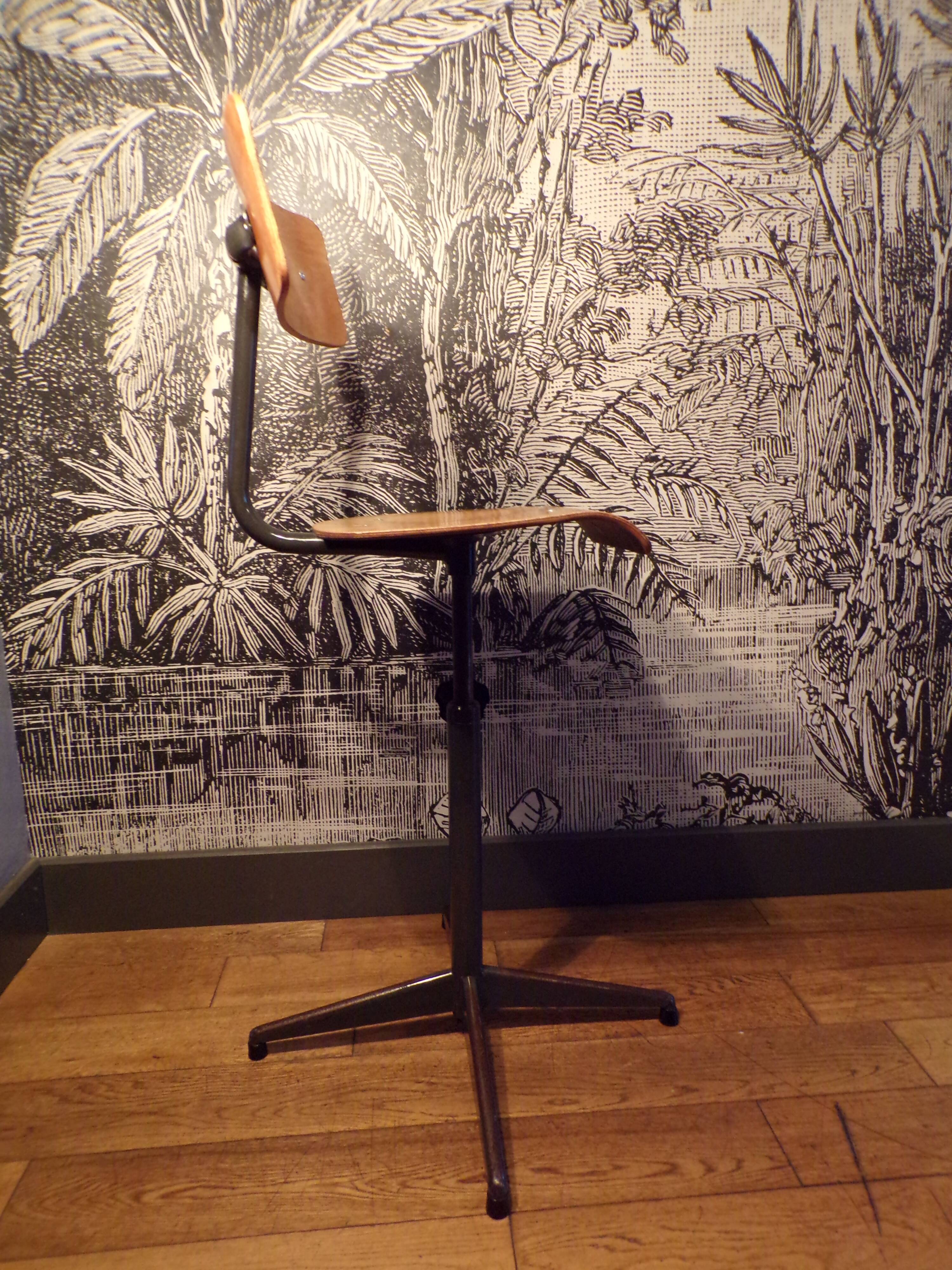 Swivel workshop chair