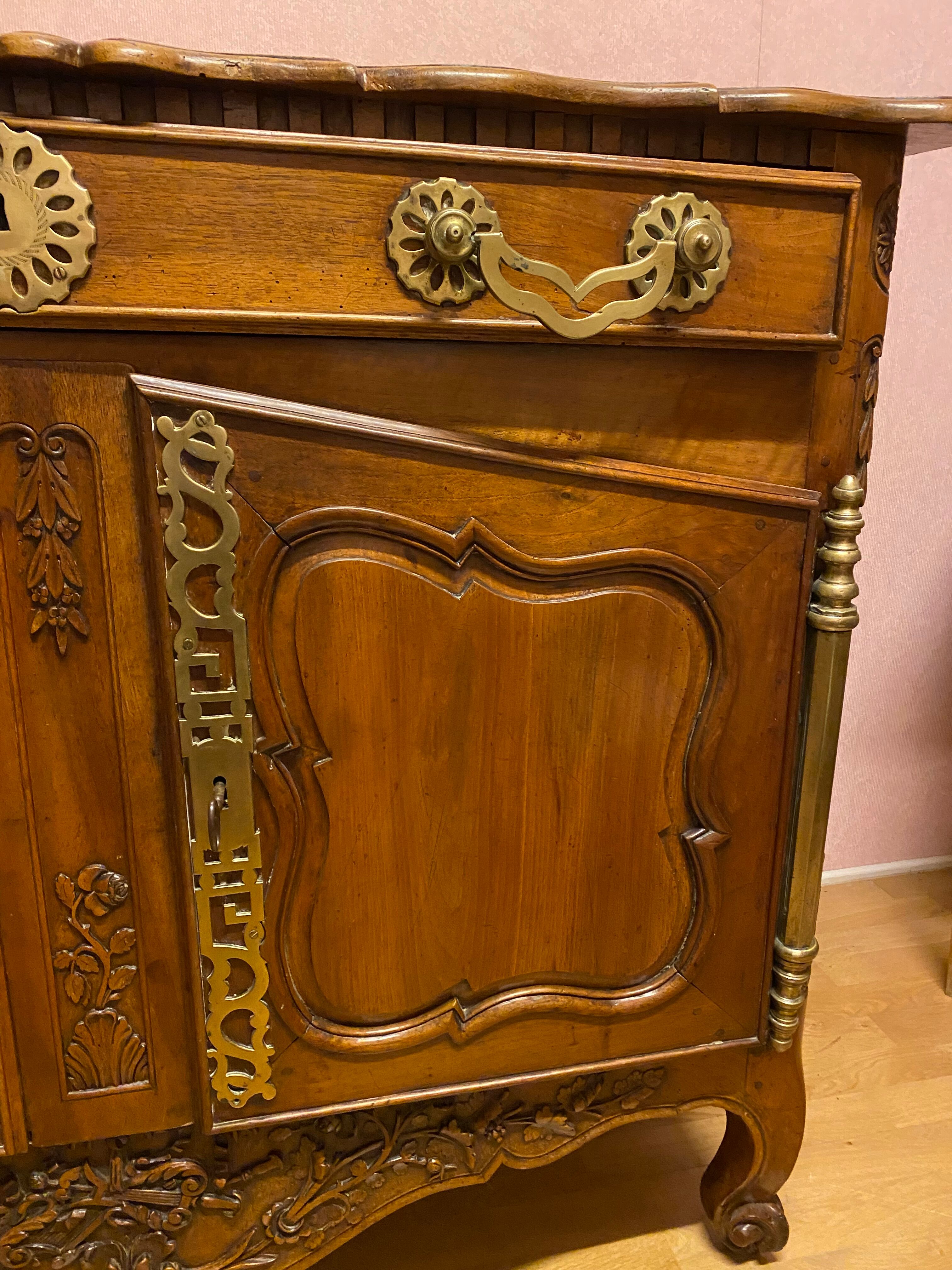 Buffet provençale en noyer XVIII siècle