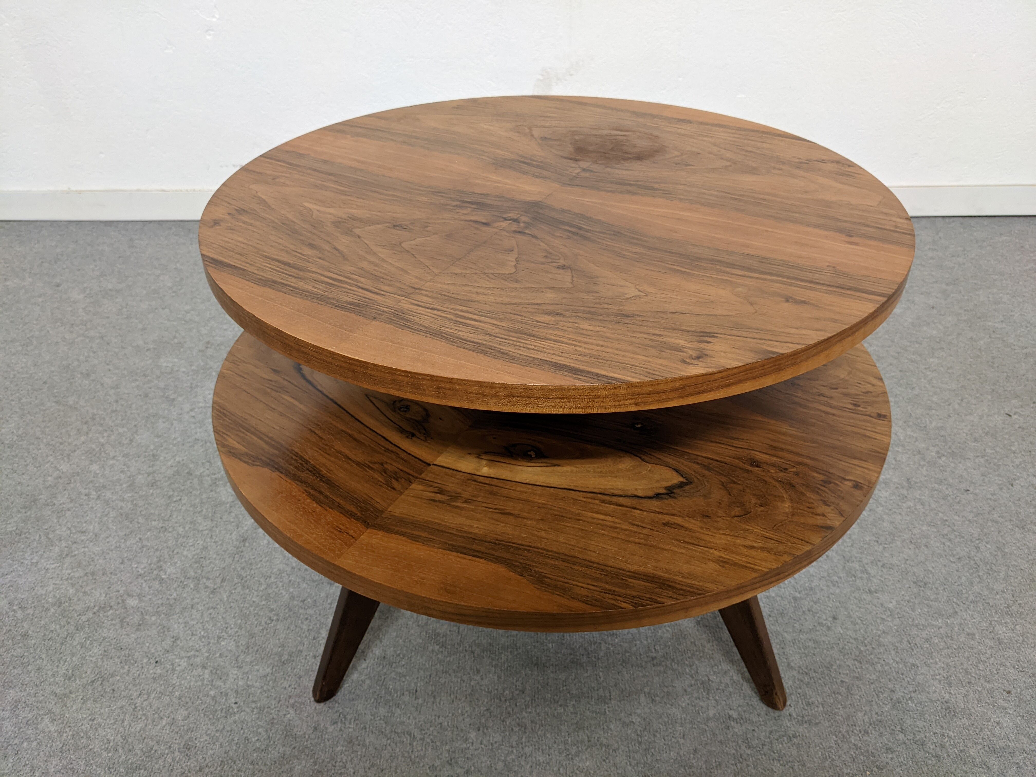 Round tripod coffee table from the 50s/60s