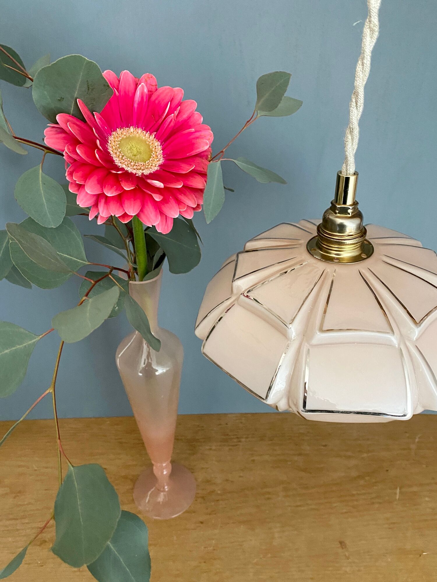 Suspension abat-jour vintage art déco en opaline rose