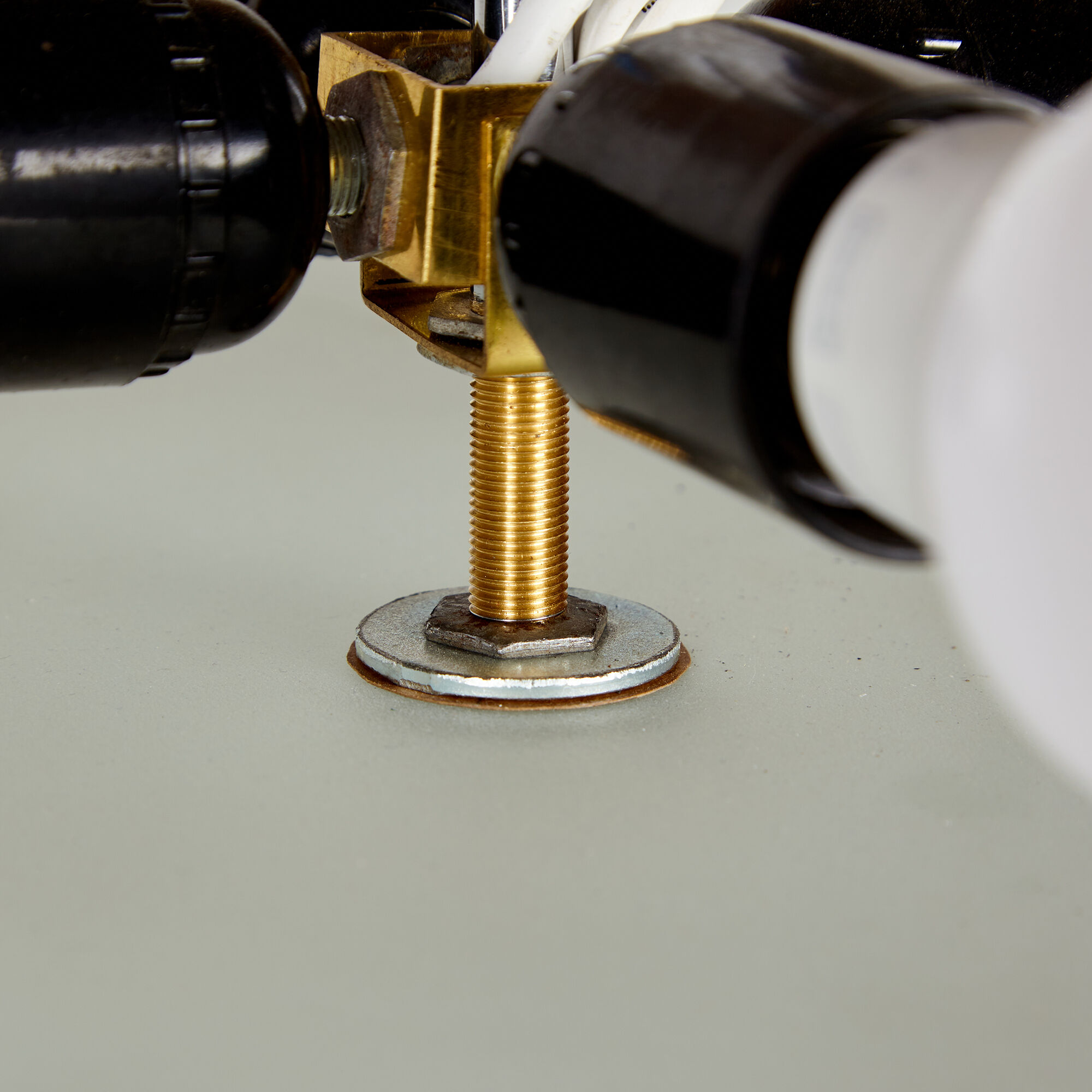 Plate-shaped glass pendant