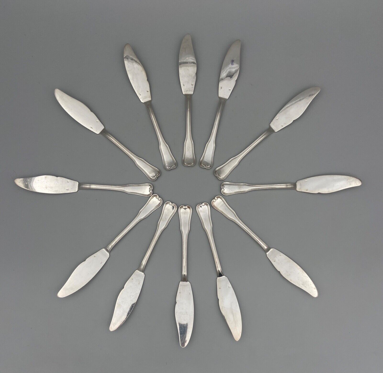 Cutlery set in metal ravinet d'enfert model dauphin 109 pieces