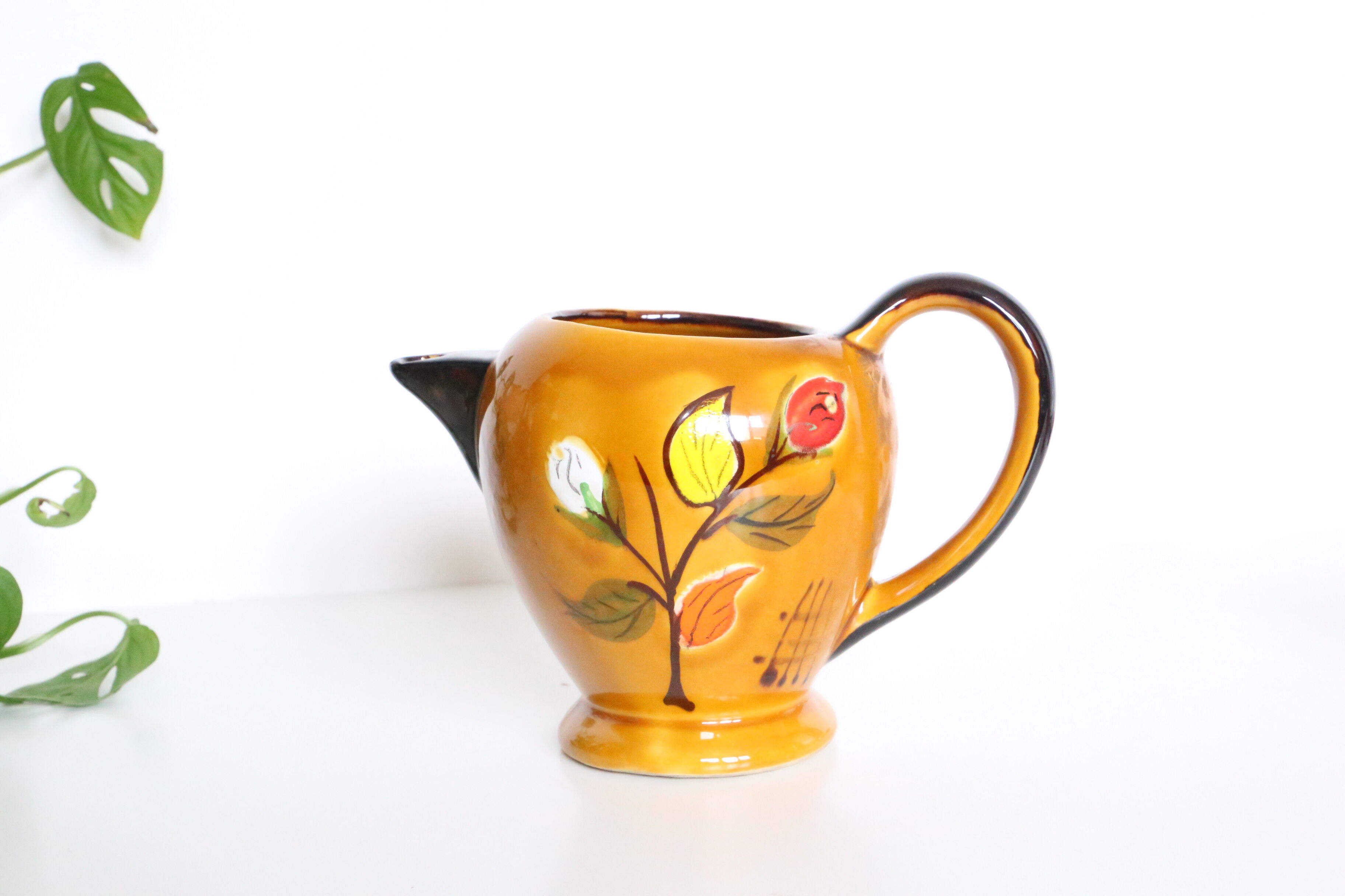 Pichet en céramique, marron et fleuri, vintage