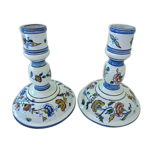Paire de bougeoirs en faïence