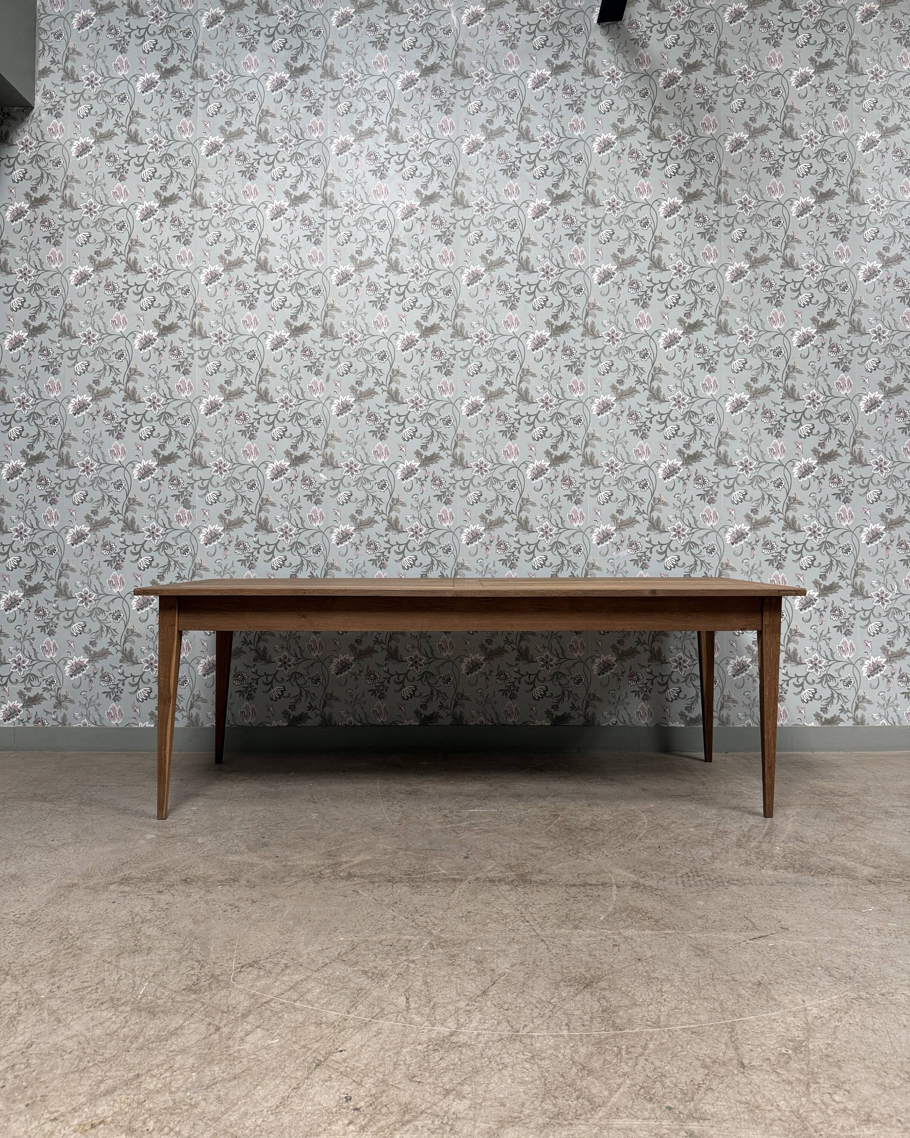 Large dining table in solid oak (renovated)