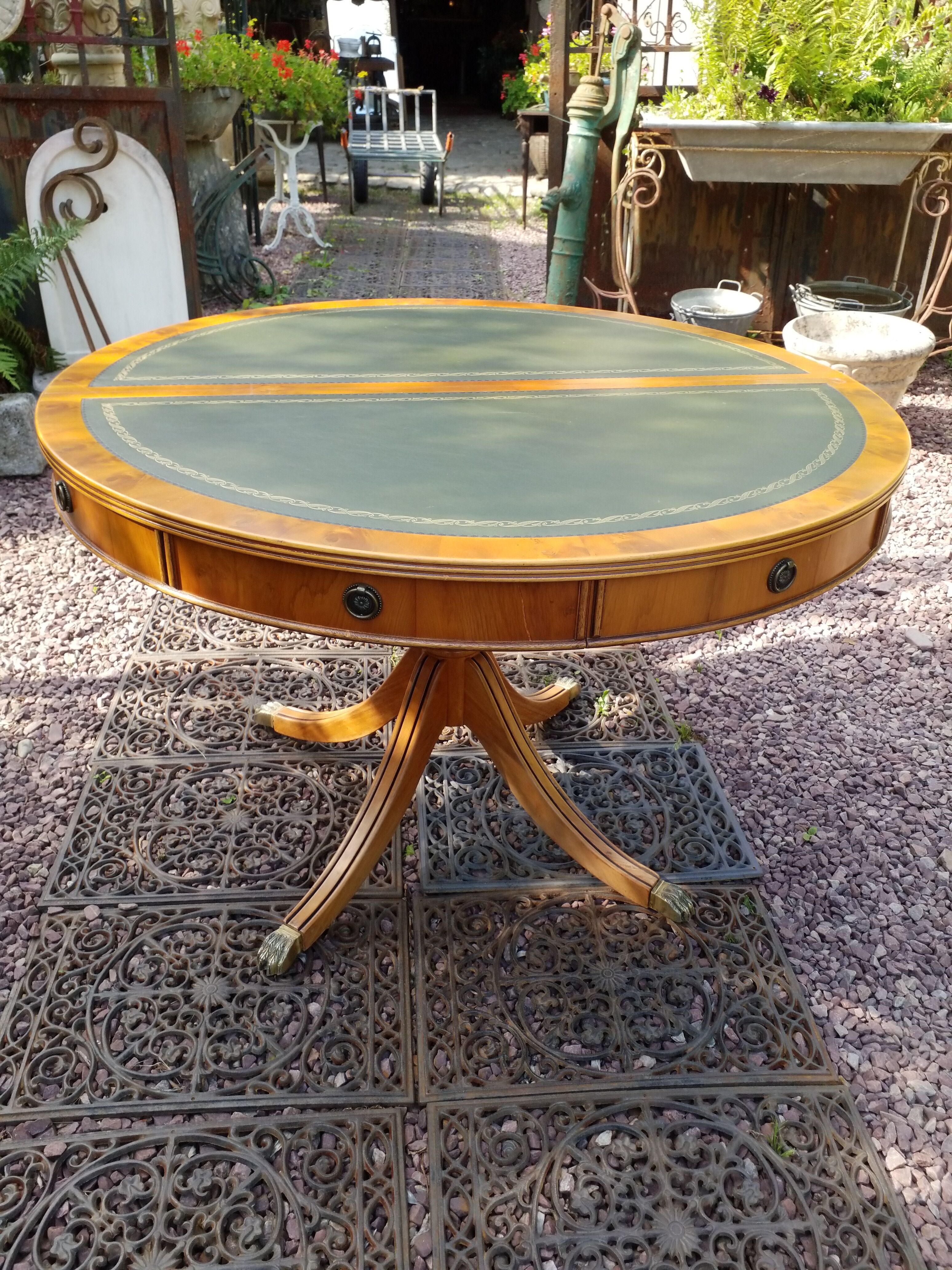 Table guéridon en cuir