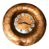 Horloge murale en cuivre avec chiffres romains émaillés