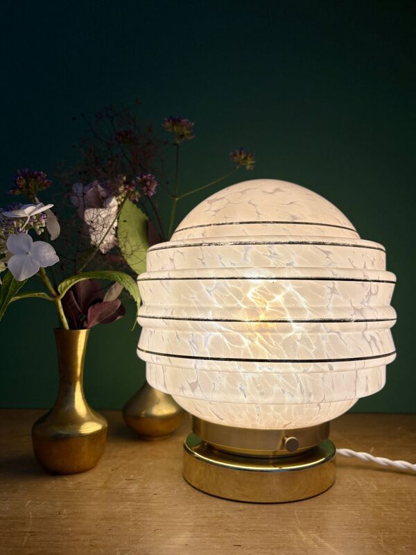 Lampe à poser globe vintage art déco en verre de Clichy rose et or