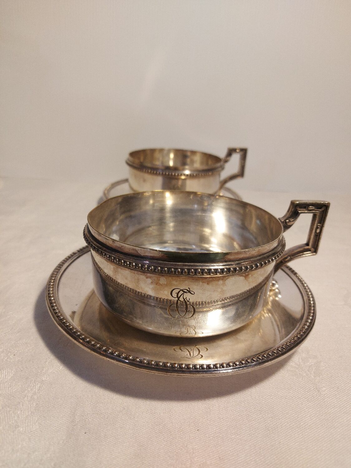 Duo de tasses à chocolat en métal argenté