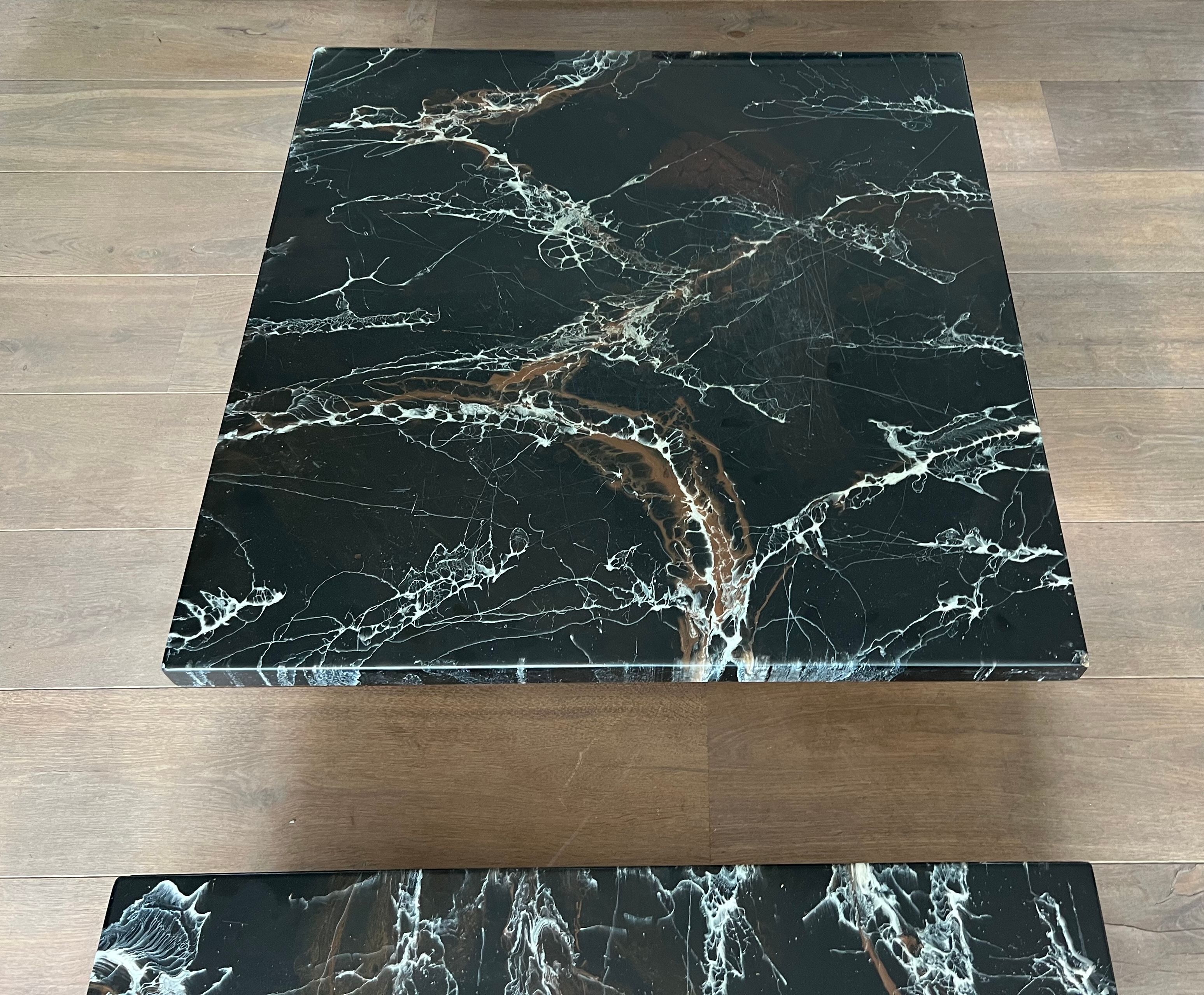 Table basse composée de deux tables design en faux marbre reposant sur piètements chromés de Willy Rizzo