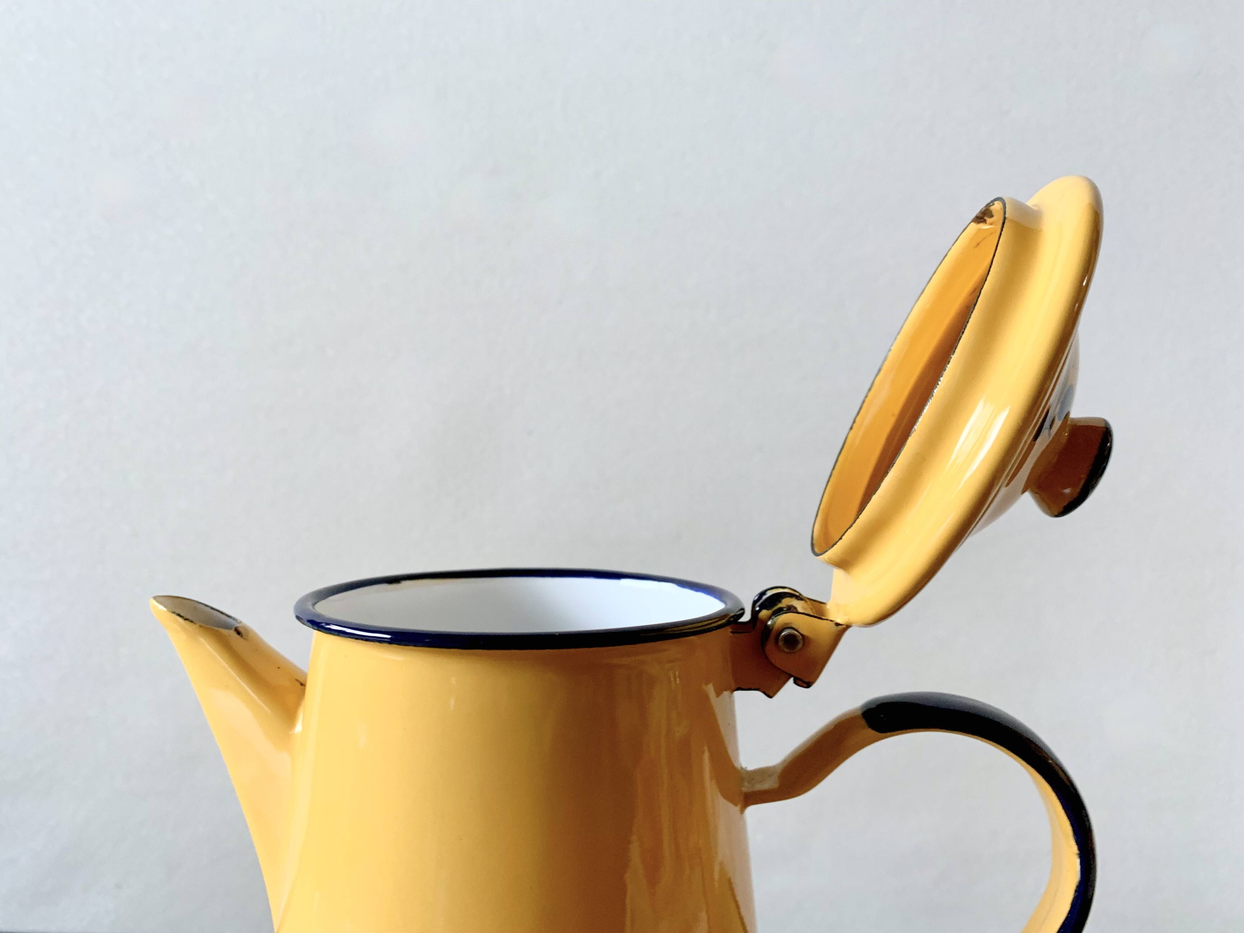 Old coffee maker in yellow enameled sheet metal - olive decor