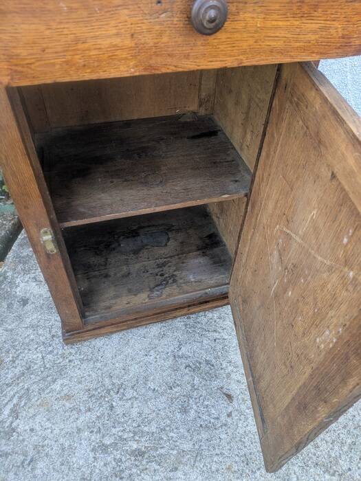 Parisian buffet with one door